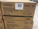 trois paquets de papier toilette empilés les uns sur les autres dans un magasin