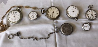 de nombreux types de montres de poche sur la table