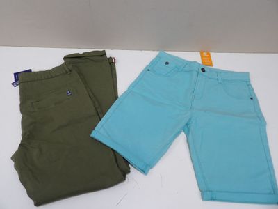 deux paires de pantalons verts et bleus posées sur une table