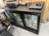 un plan de travail noir sur lequel est posé un ordinateur portable