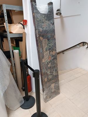 des toilettes situées dans une salle de bains équipée d'une main courante métallique