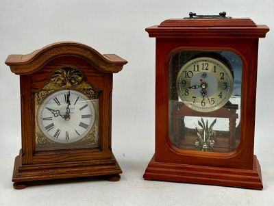 374 / J1 / Lot de deux horloges à poser en bois.