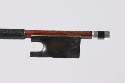 une image représentant un archet de violon muni d'un manche en bois, sur fond blanc