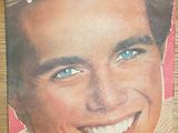 la couverture d'un magazine sur laquelle figure un homme souriant