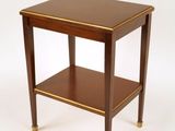 une photo d'une table d'appoint sur laquelle se trouve une étagère
