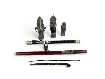 Plusieurs types d'armes sont exposés sur une surface blanche