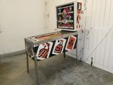 un flipper qui trône dans un garage