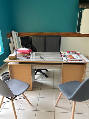 deux chaises et un bureau dans une pièce aux murs bleus