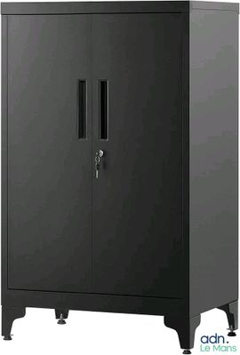 une armoire noire à deux portes, avec un tiroir en dessous