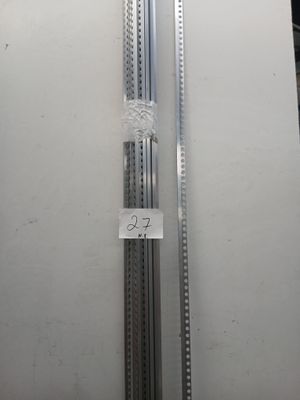 Lot de 35 rails de finition en aluminium perforé, neuf.
