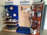 un présentoir présentant divers articles de cuisine dans un magasin