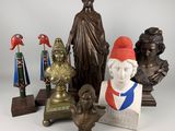 un grand nombre de statues posées sur une table
