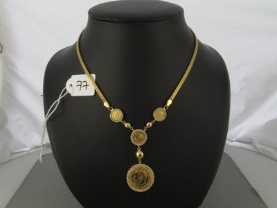 un gros plan d'un collier porté par un mannequin, avec une étiquette de prix