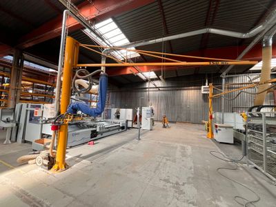 une grande pièce contenant de nombreuses machines