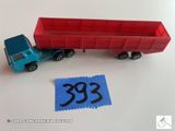 un camion miniature avec un numéro sur le côté