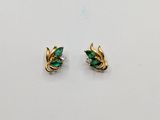 une paire de boucles d'oreilles en émeraude et diamant