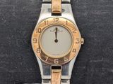 une photo du poignet d'une femme portant une montre