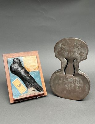 une photo d'un oiseau perché sur une chaise, à côté d'une photo d'un oiseau