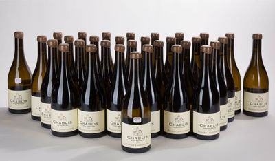 des bouteilles de vin sont alignées sur une table