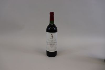 une bouteille de vin à côté d'une bouteille de vin