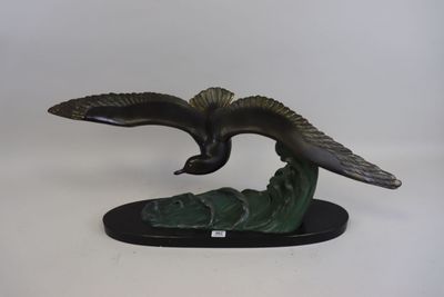statue représentant un aigle planant au-dessus d'une vague sur fond blanc