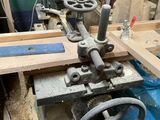 une machine posée sur une table dans une pièce