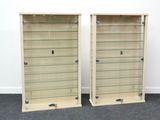 paire de vitrines en bois avec des étagères en verre de chaque côté
