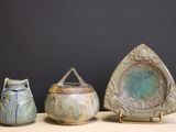 trois vases différents posés les uns à côté des autres sur une table