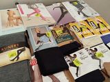 une table sur laquelle sont posés de nombreux vêtements et magazines