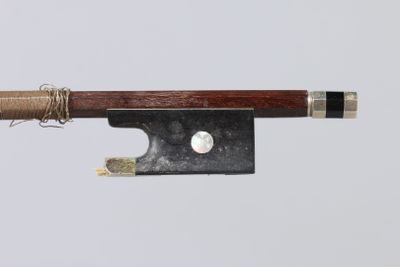 Archet de violon de MORIZOT Père (1874-1957), en bois de fer…