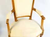 paire de fauteuils en bois sculpté de style Louis XVI, avec accoudoirs rembourrés