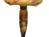 une lampe posée sur un pied métallique
