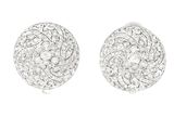 une paire de boucles d'oreilles en or blanc et diamants