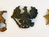 trois types différents d'insignes militaires présentés sur un fond blanc