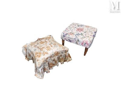 Suite de deux tabourets en bois, les pieds tournés, l'assise…