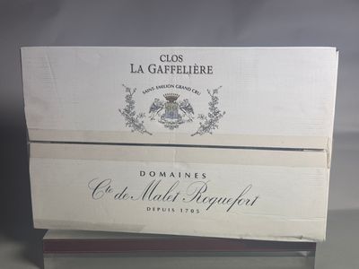 deux cartons de vin posés l'un à côté de l'autre sur une table