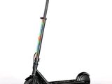 un gros plan d'un scooter sur fond blanc, éclairé par une lumière arc-en-ciel