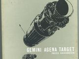 un vieux livre sur lequel figure le dessin d'une fusée spatiale