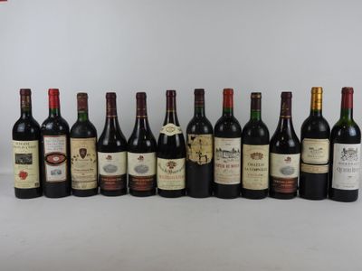 plusieurs bouteilles de vin sont alignées sur une table