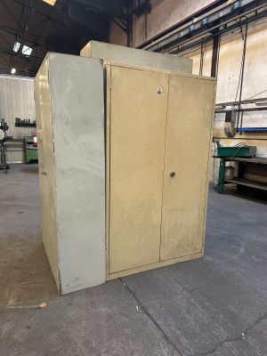 une armoire au milieu d'un entrepôt, dont la porte est ouverte
