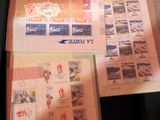 beaucoup de timbres sur la table et une feuille de papier sur la table