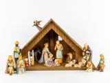 figurines d'une crèche avec une mangeoire et l'enfant Jésus