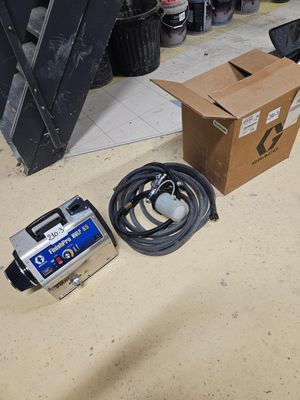 une photo représentant une boîte et des fils dans un garage