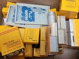 une boîte en carton remplie de différents types d'objets