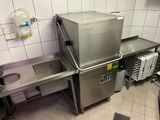 une cuisine équipée d'un évier et d'un lave-vaisselle