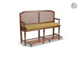 un banc en bois sur lequel est posé un coussin vert