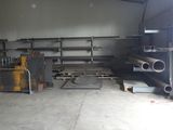 une pièce remplie de tuyaux en acier