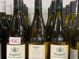 Des bouteilles de vin sont alignées sur le comptoir d'un caviste.