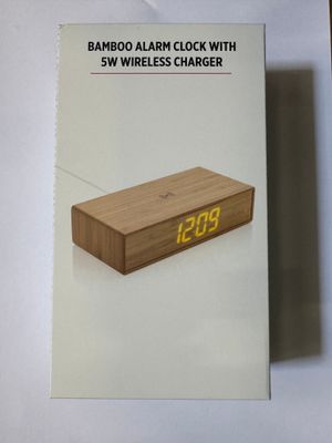 une boîte surmontée d'une horloge posée sur une table