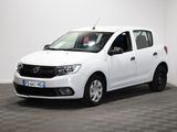 la dacia blanche est garée dans une pièce au sol en damier